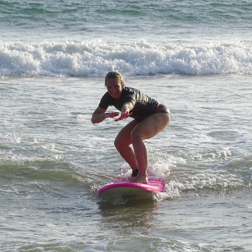 Surfning i solnedgång