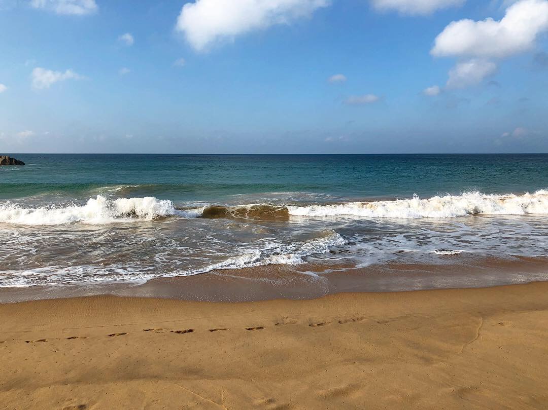 Löpning på Hikkaduwa beach