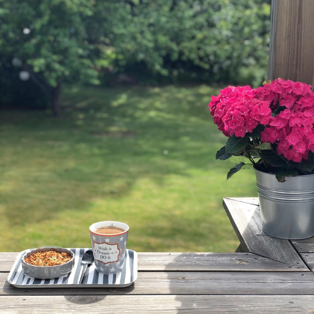 Fika på altanen