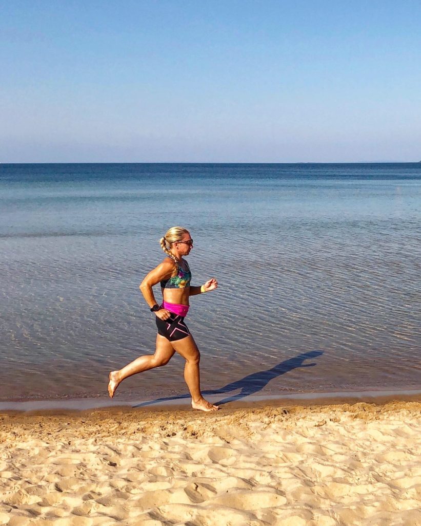 Barfotalöpning i strandkanten