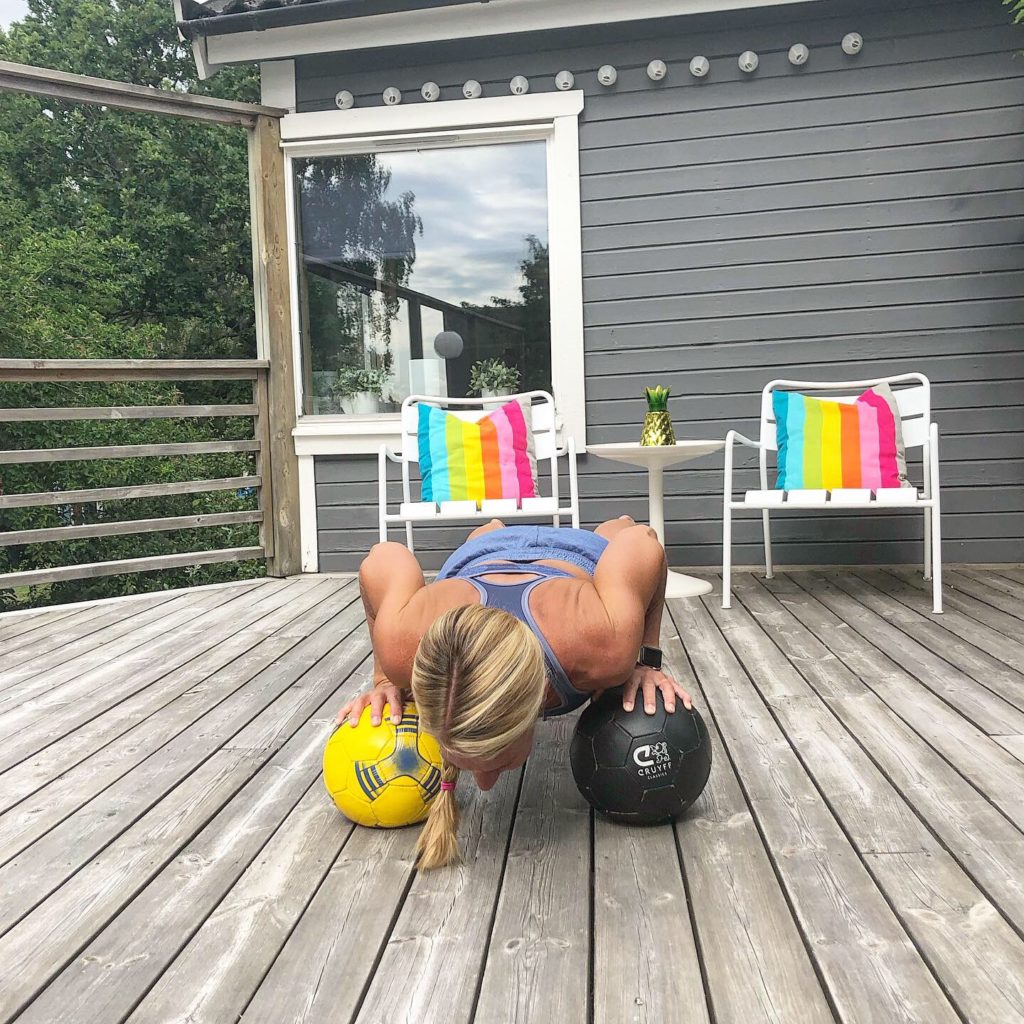 Armhävning på fyra bollar