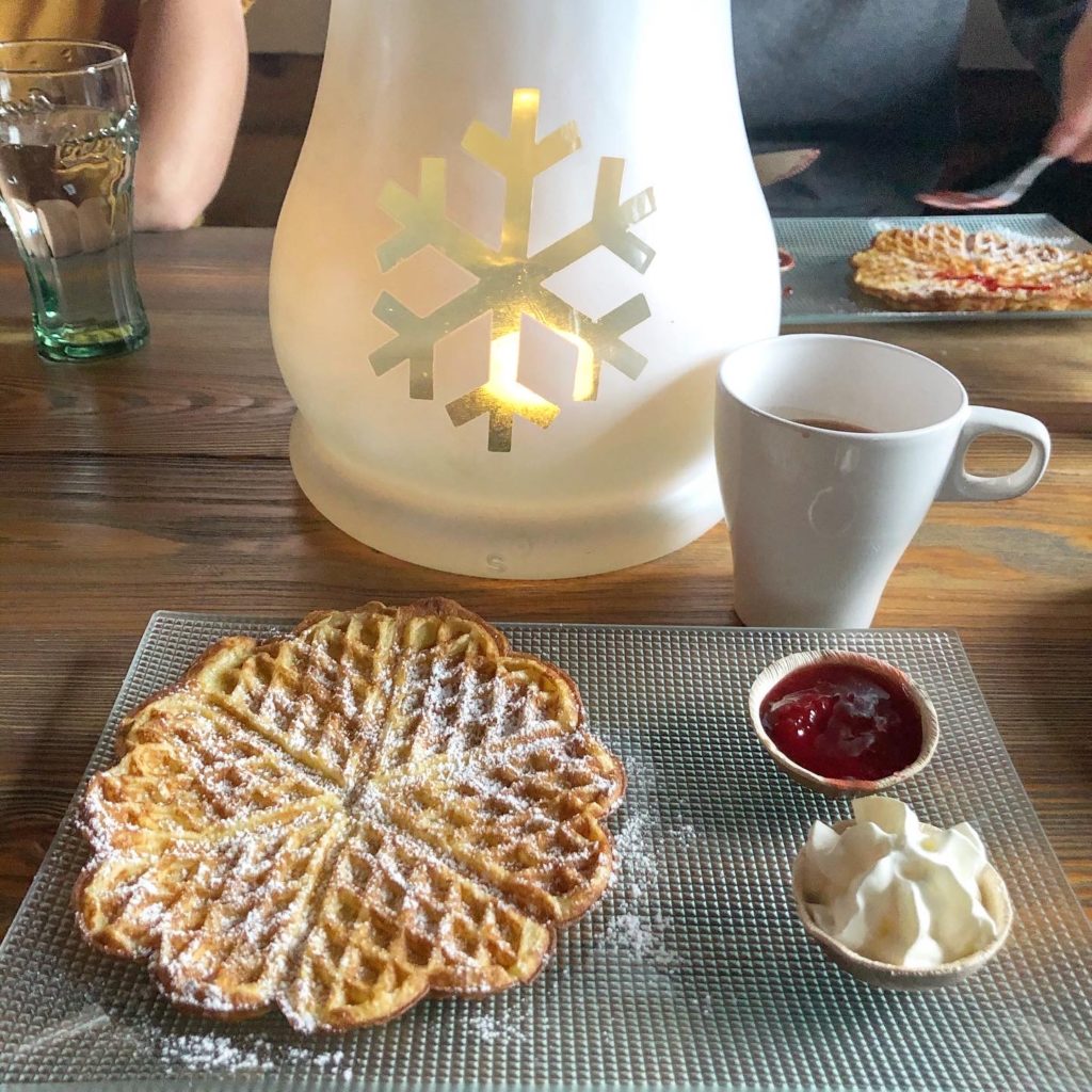 Våffla och varm choklad