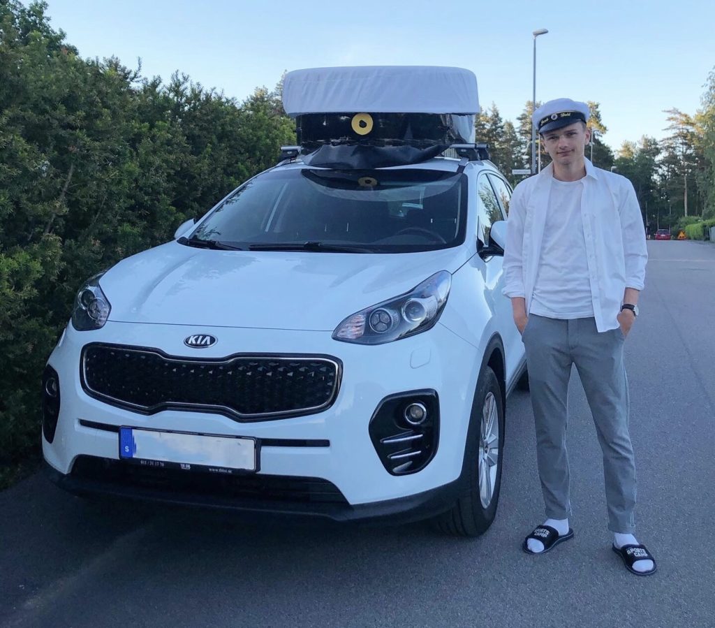 En bamsestor studentmössa på taket på bilen
