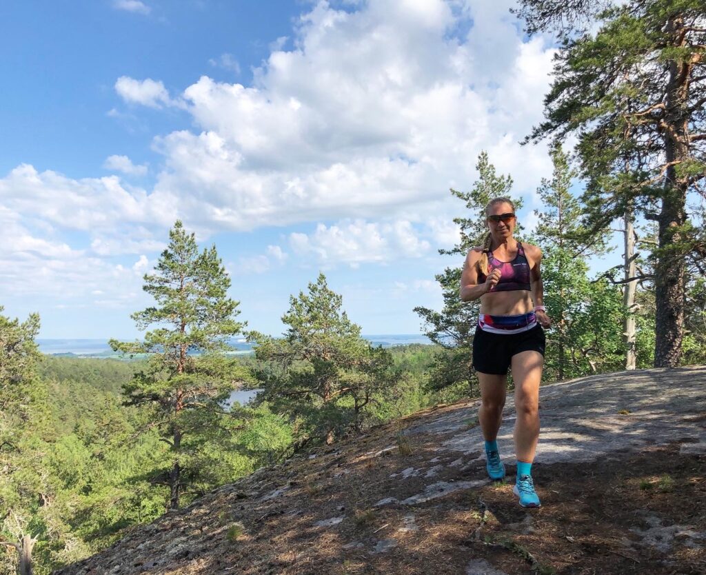 skogspromenad med springinslag