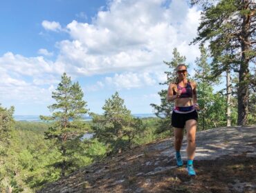 skogspromenad med springinslag