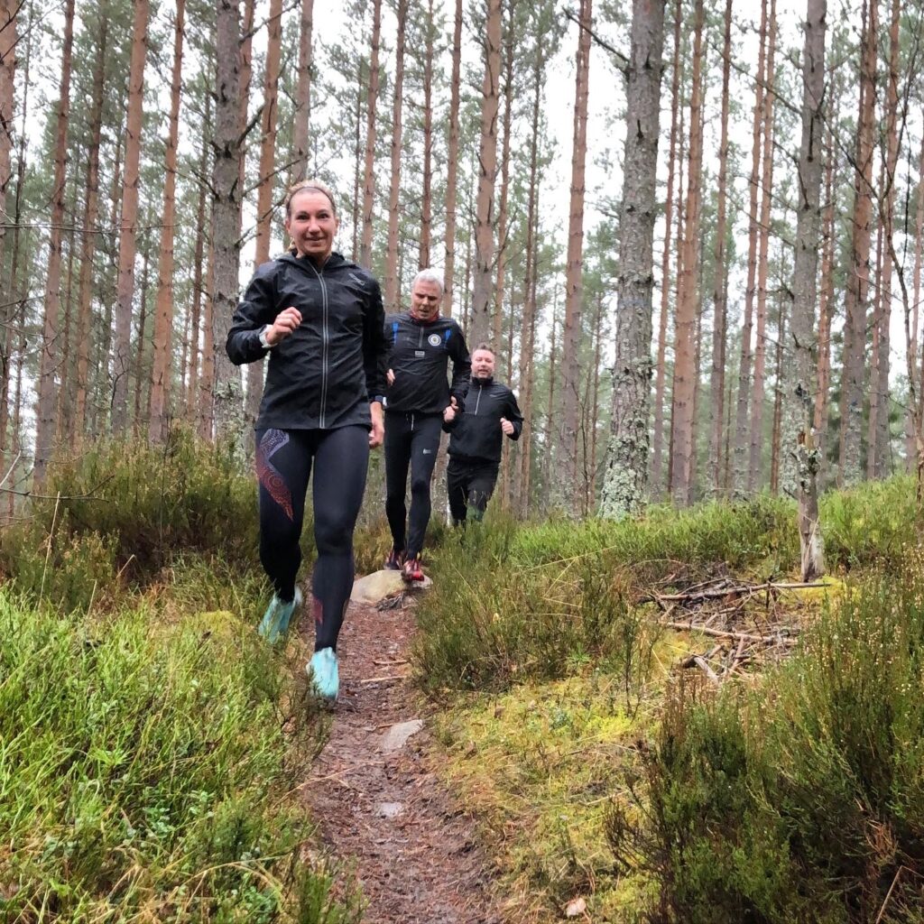 Leendet klistrade sig fast på läpparna