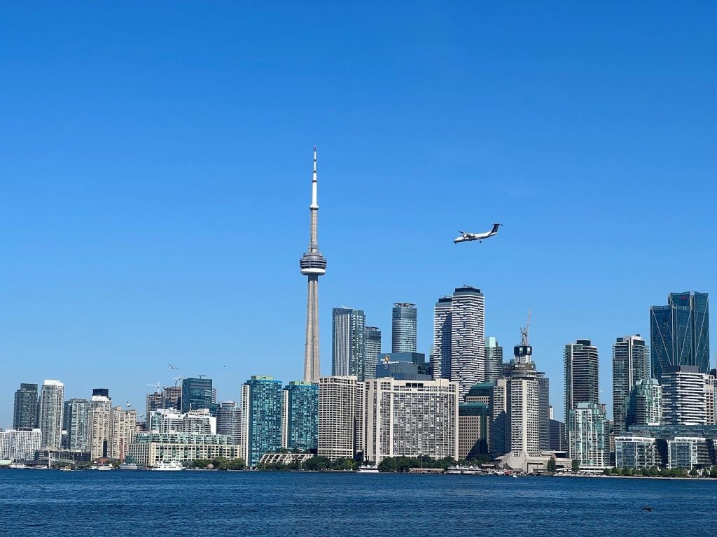 Skyline med flygplan