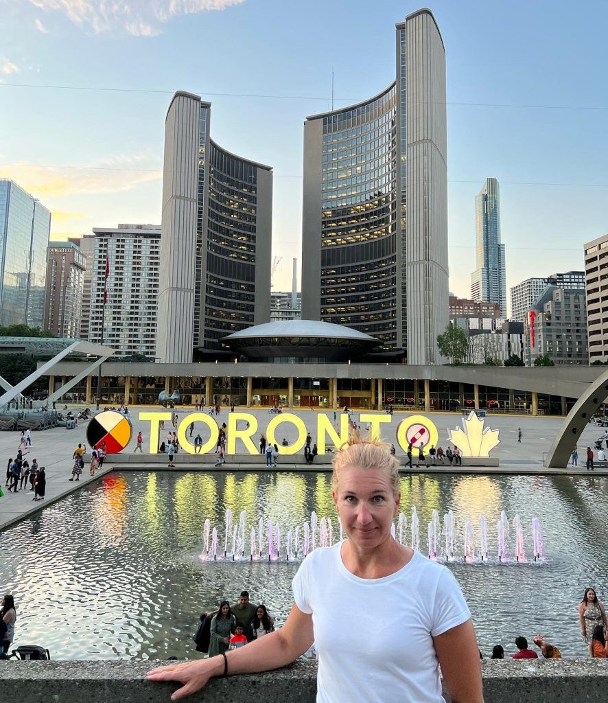 Torontoskylten innan mörkret föll