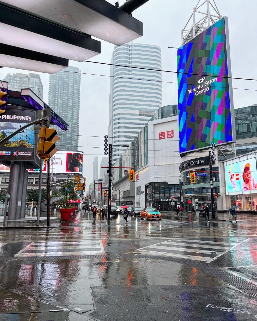 Yonge-Dundas square i regn