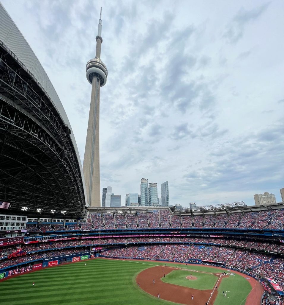 TAket borta på Rogers Centre