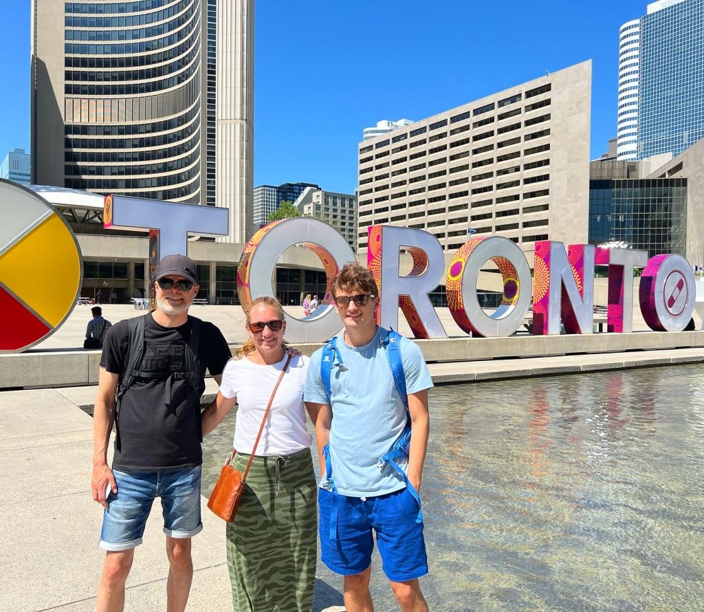 Familjen vid Torontoskylten