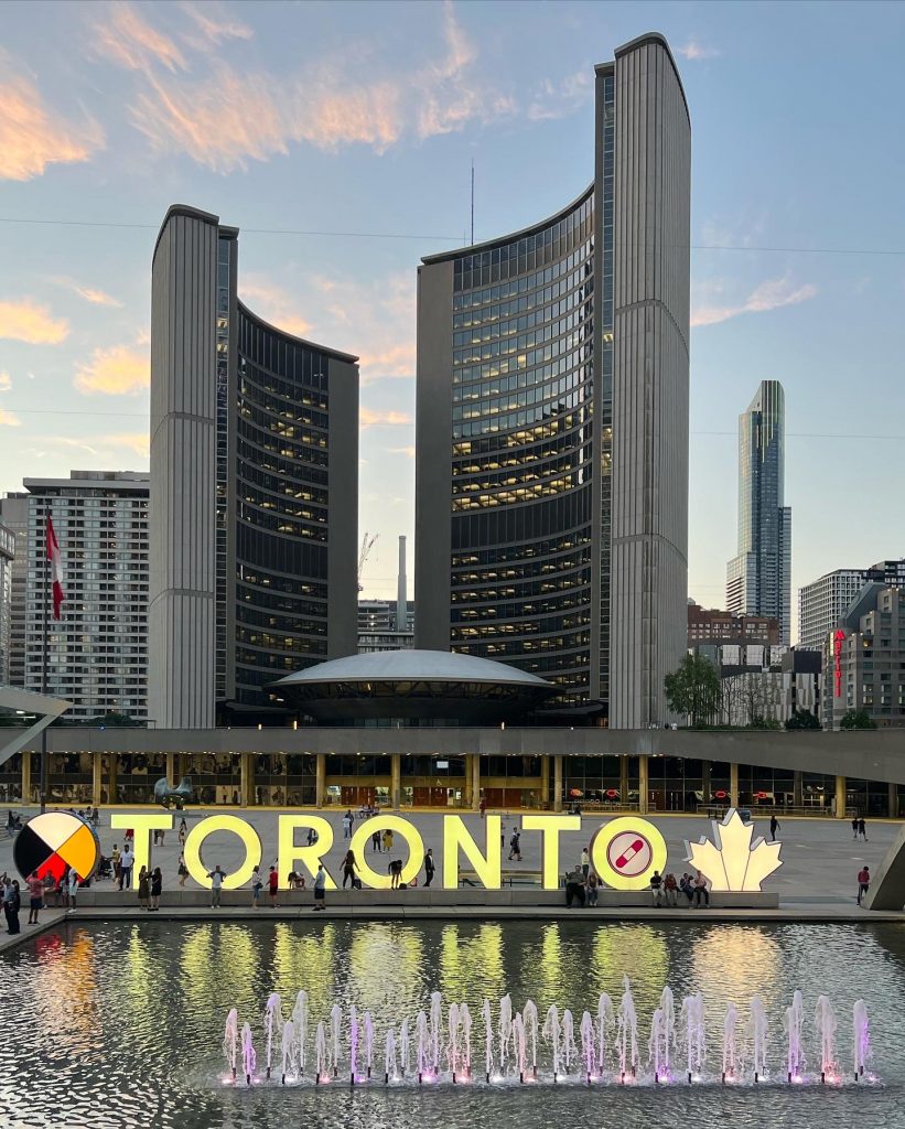 D00D70D1-60BC-466C-BC2F-D48249FB573B-821x1024 - Torontoskylten i mörker