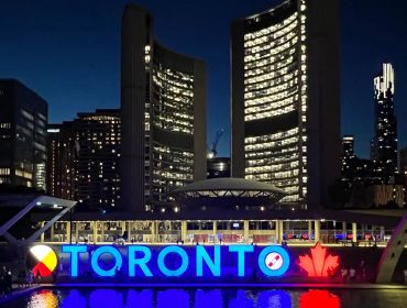 Torontosign i darkness