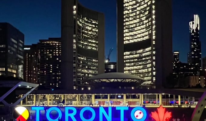 Torontosign i darkness