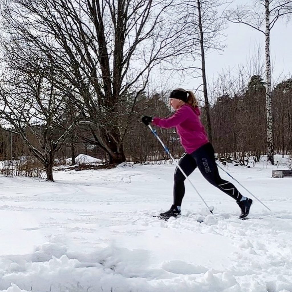Skidåkning på gräsmattan
