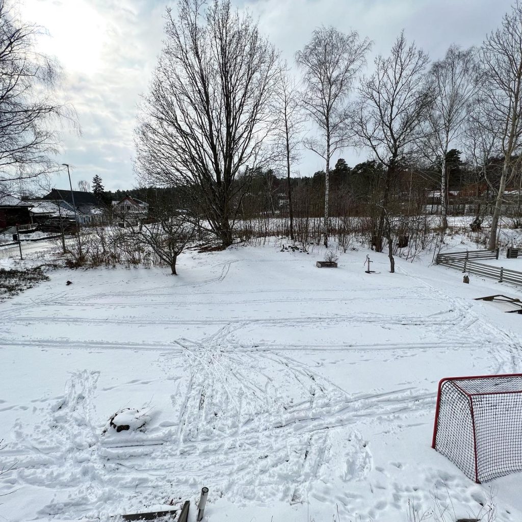 Skidspår på gräsmattan