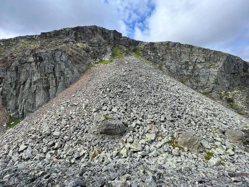 Mitten av skåran