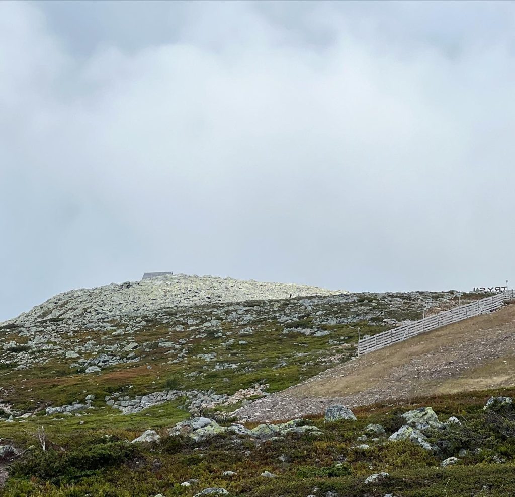 30394633-0A66-46EE-8232-D94490A45C17-1024x987 - Trysilskylten och Trysilfjellets topp
