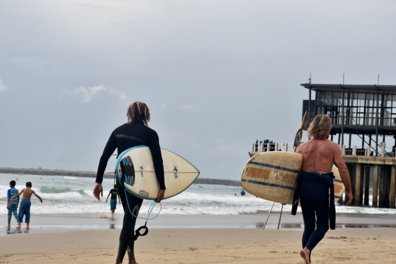 Fil-004-6 - Surfing.