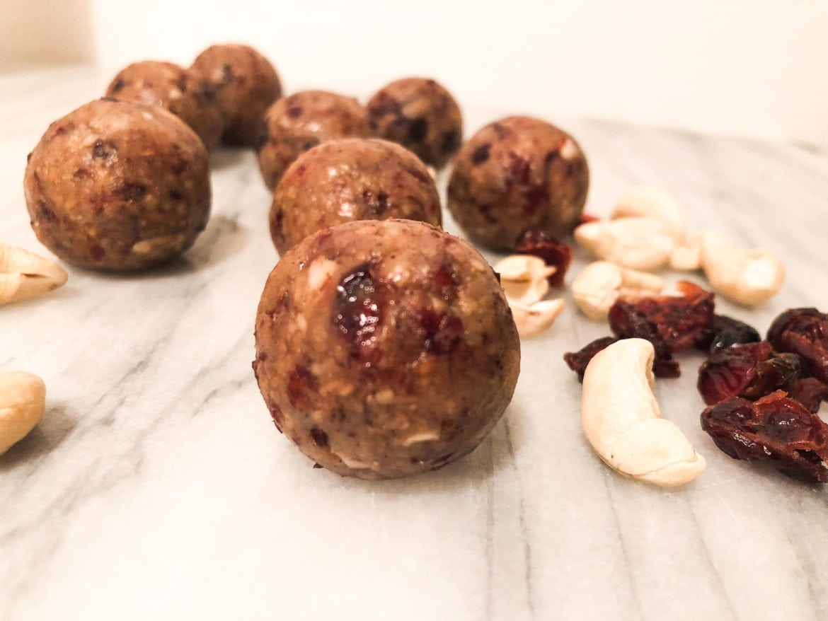 03EC734A-D6E9-4985-9AFC-1433314FD961 - Raw cashew och tranbärsbollar