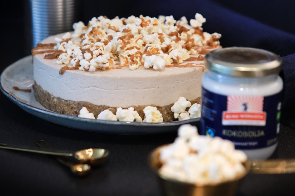 Vegansk popcorntårta med smak av salt karamell