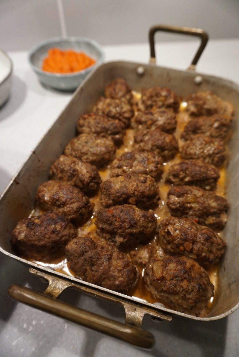 1BE41A3A-96E5-4CD0-974F-C6648A1713F9-e1542536628102 - Nötfärsjärpar med bulgursallad, ajvar och tzatziki