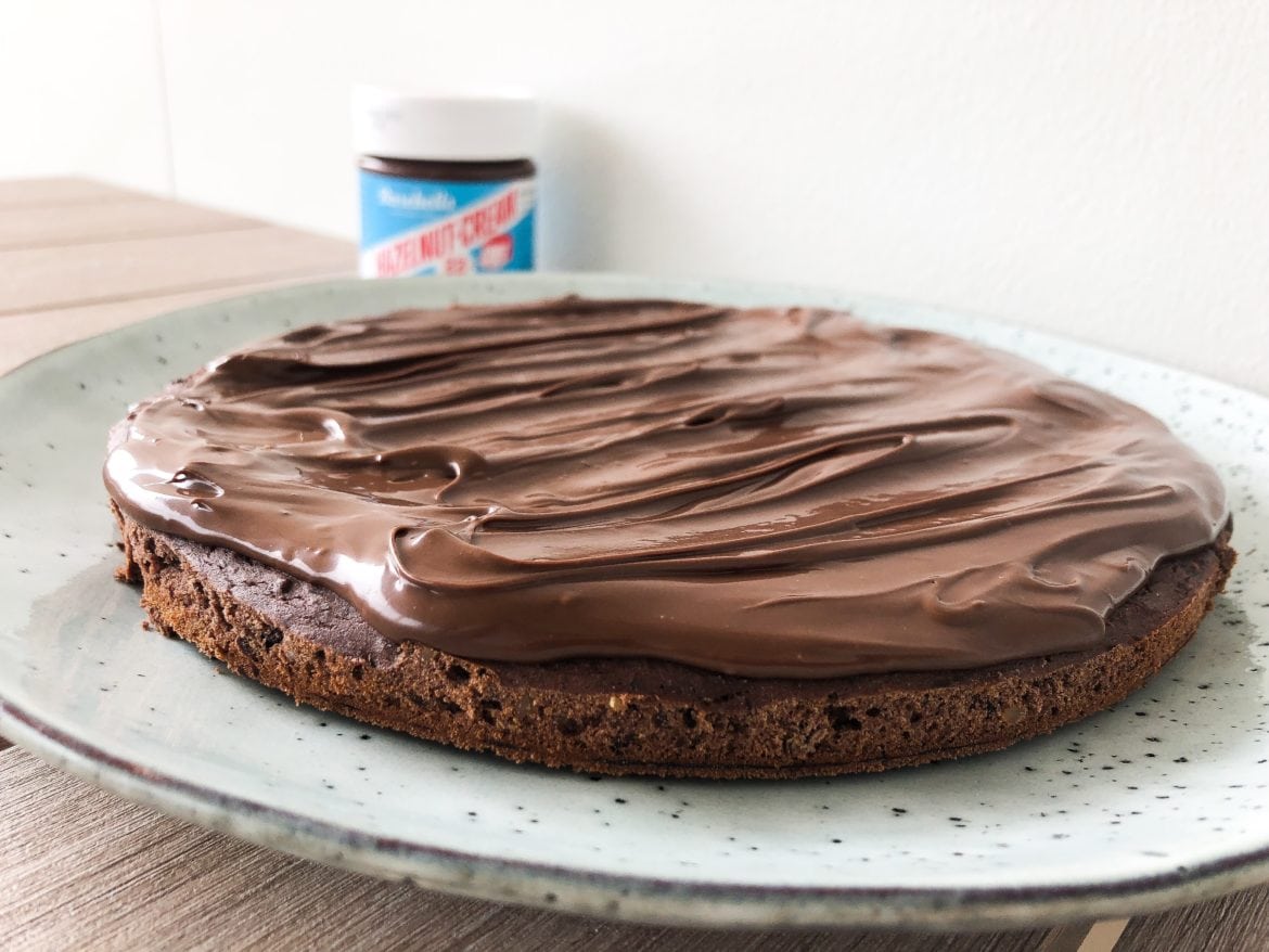 261DAE13-771F-4596-9224-394E1BF039E1 - Proteinrik & glutenfri chokladkaka - toppad med hasselnötskräm