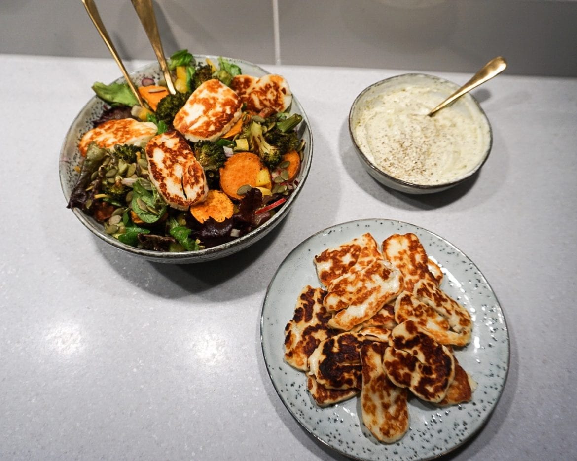 Halloumisallad med pestoyoghurt