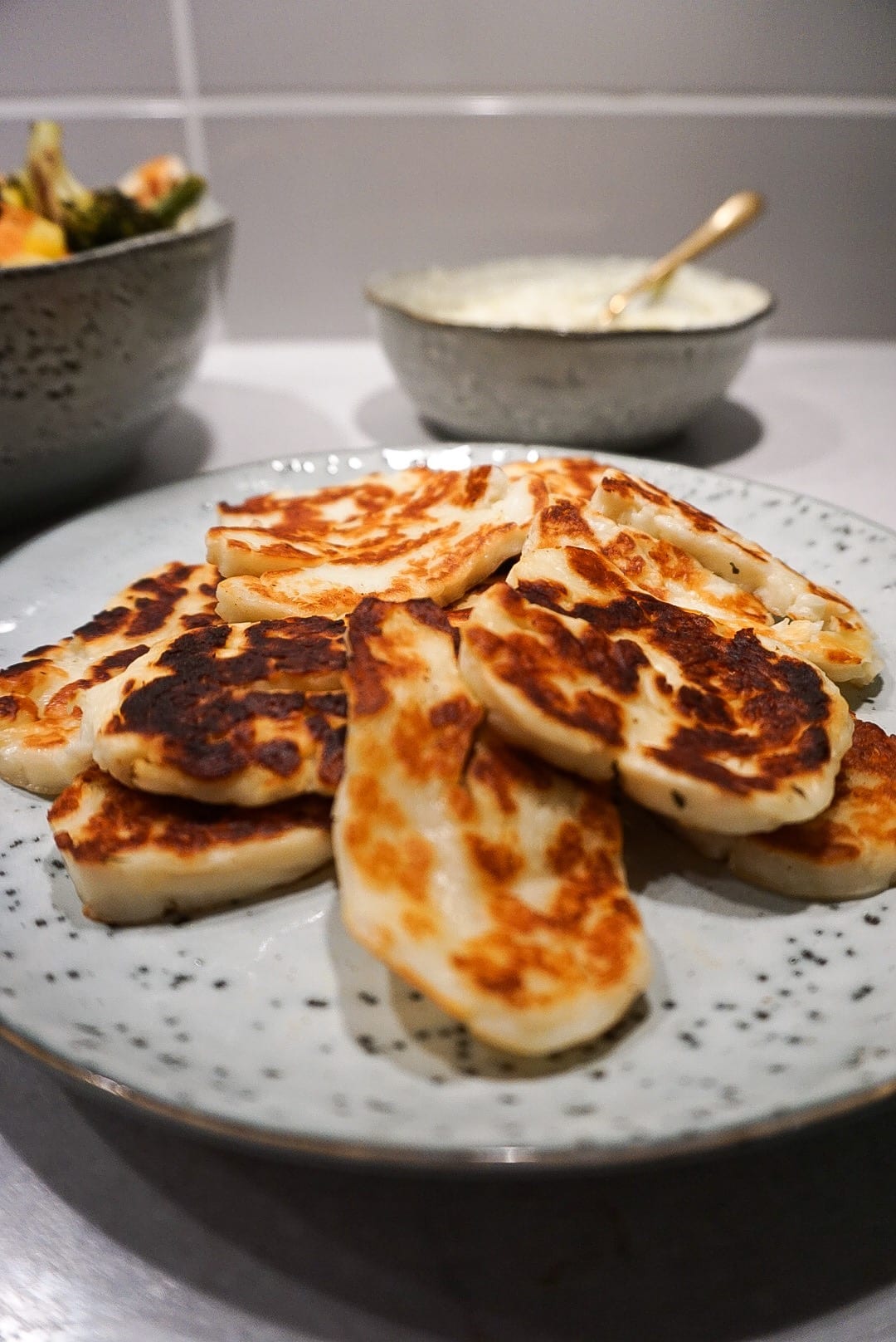 Halloumisallad med pestoyoghurt