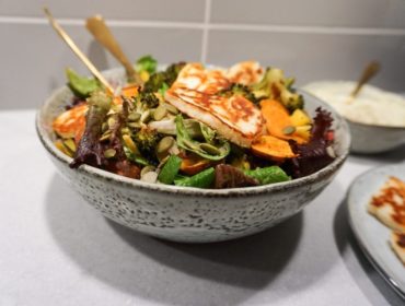 Halloumisallad med pestoyoghurt