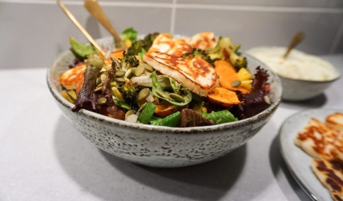 Halloumisallad med pestoyoghurt