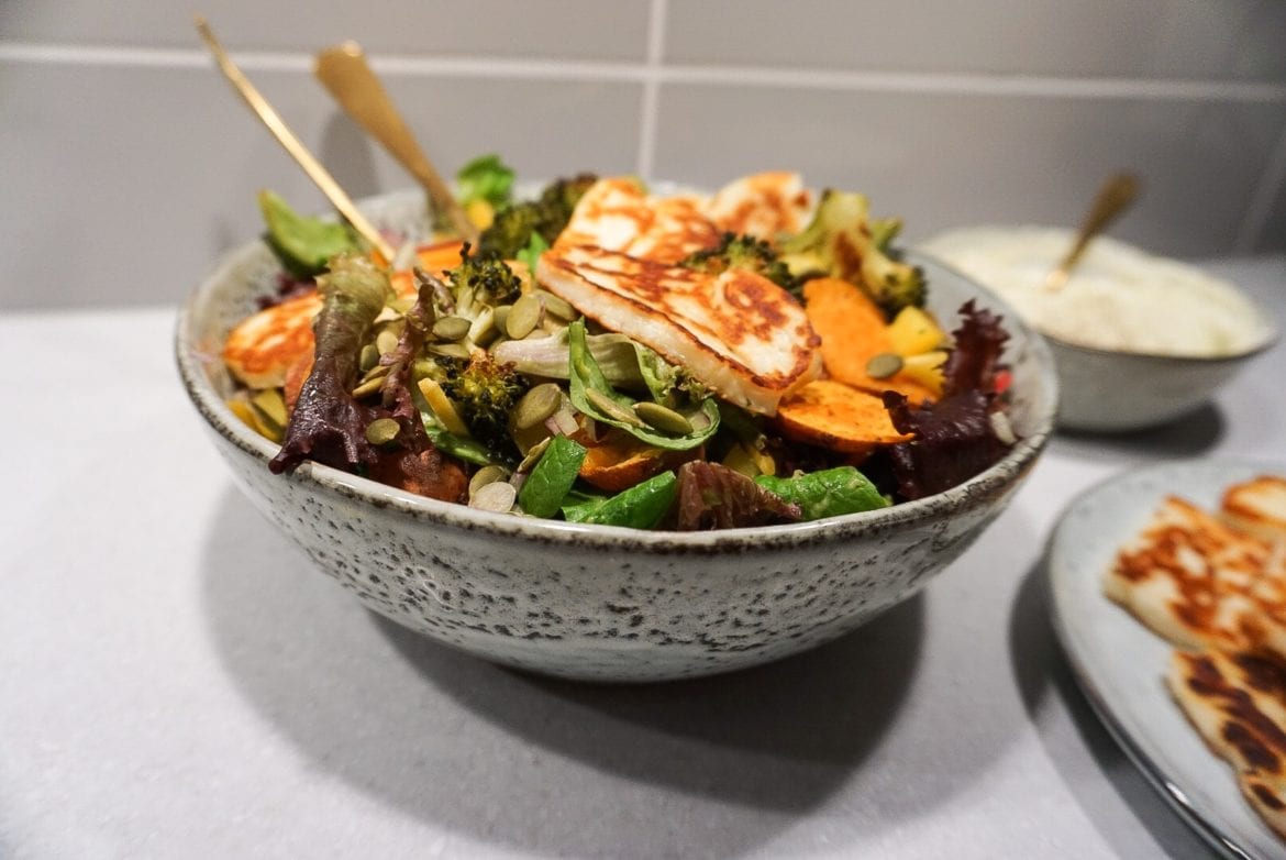 Halloumisallad med pestoyoghurt
