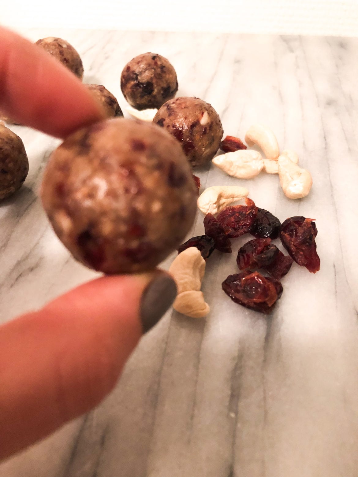3FEF185D-91F2-490C-9315-BC80C305652A - Raw cashew och tranbärsbollar