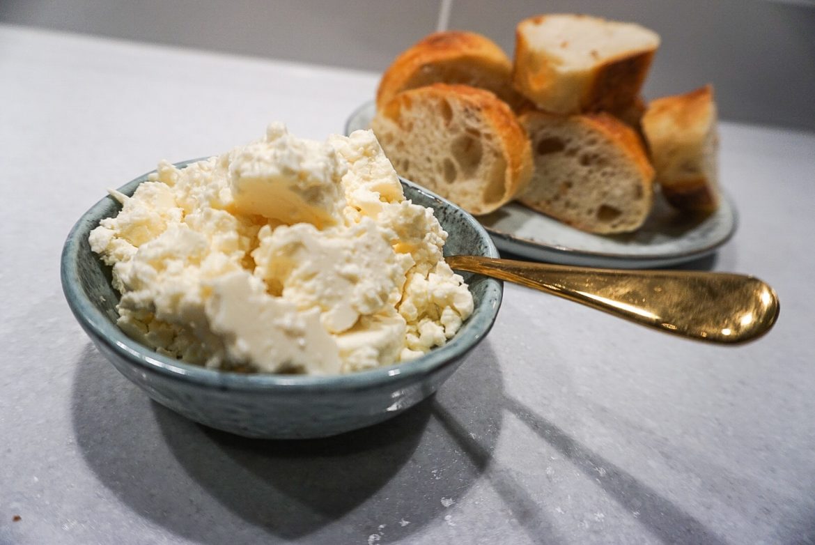 67ABC484-BC3E-40C9-A257-7F85DF44E42B - Tomatsoppa med fetaost och surdegsbröd