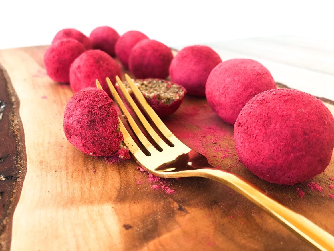 79C3D601-B745-47E1-B685-9DC35B5E0F91 - Raw hallon och lakritsbollar - veganska, fria från gluten och tillsatt socker