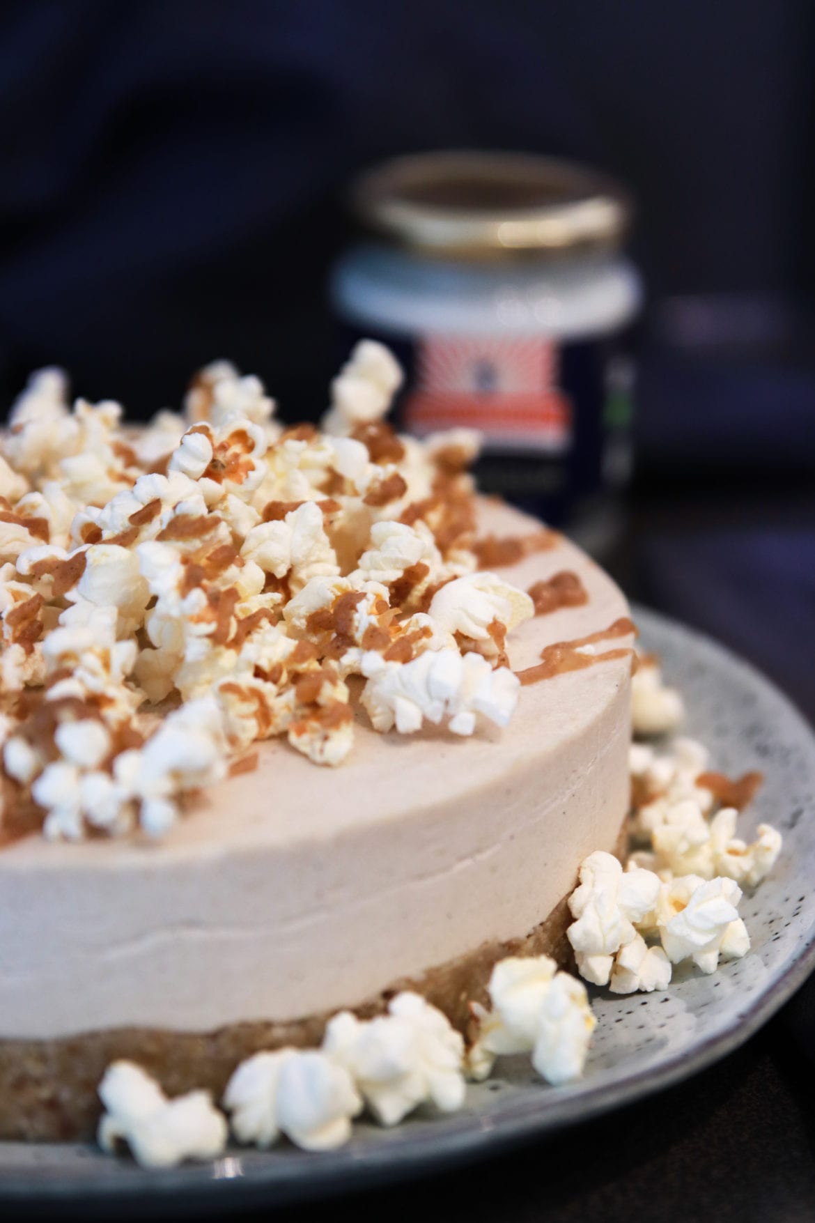 8DC3177D-0568-4323-82A6-83838C4EBB0D - Vegansk popcorntårta med smak av salt karamell