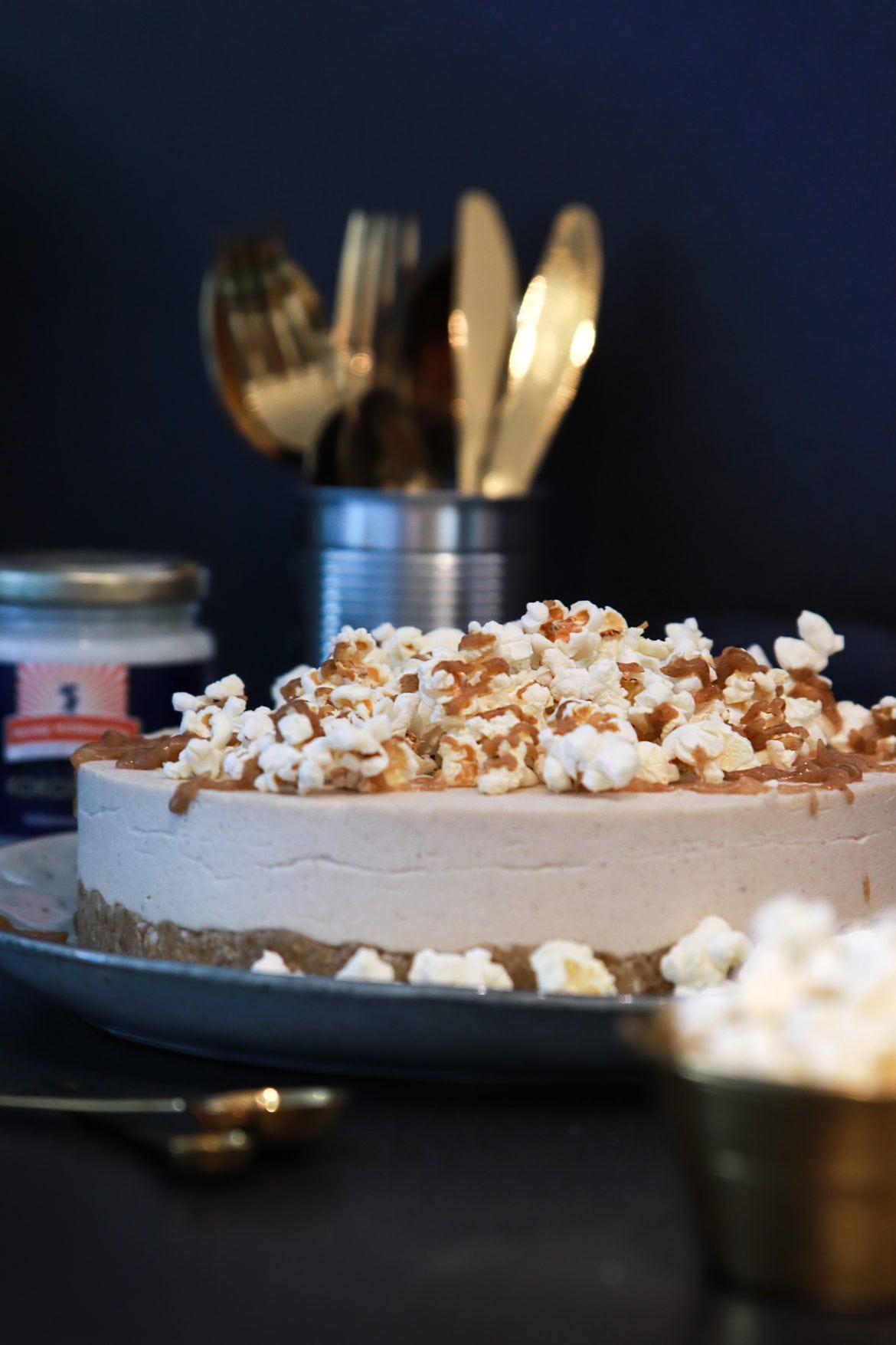 Vegansk cheesecaketårta med smak av salt karamell