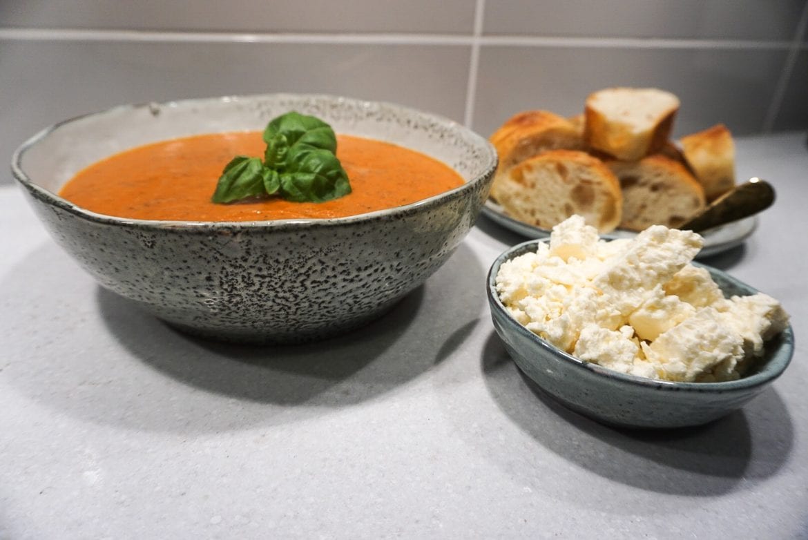 9148BD42-A38E-4CF2-9ABB-91D13439CF78 - Tomatsoppa med fetaost och surdegsbröd