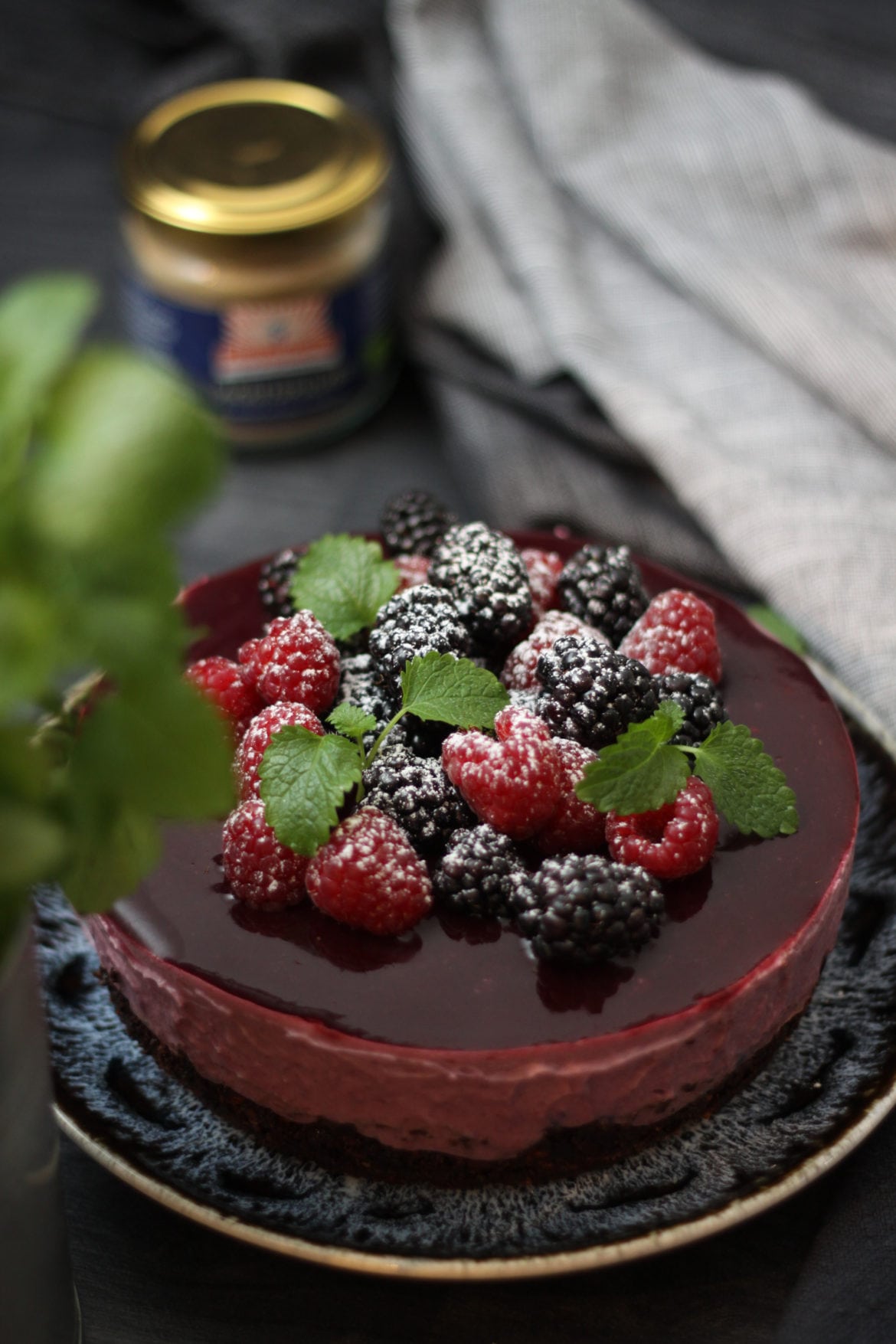 Vegansk björnbär- och lakritstårta