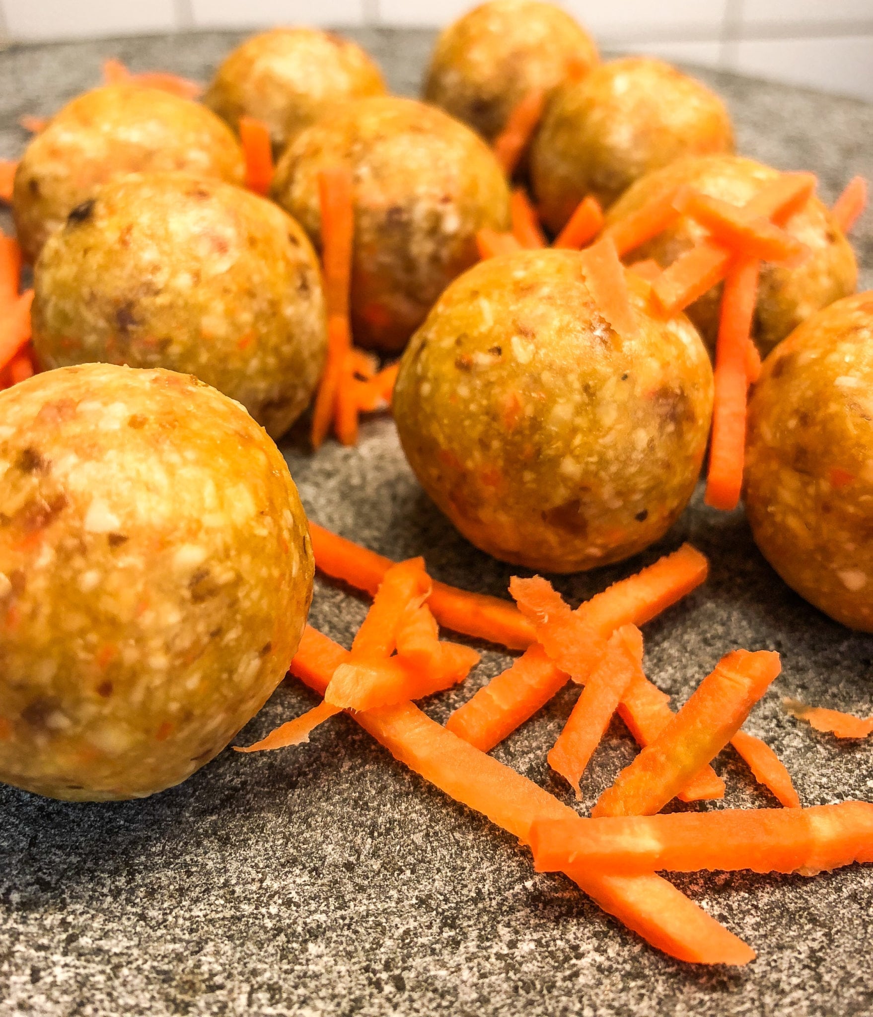 E7EE9584-33BC-43EB-B46E-6C8446A9C85F - Rawfoodbollar med smak av morotskaka