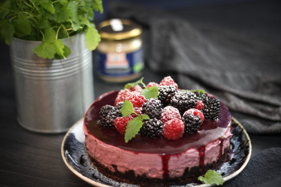 Vegansk björnbär- och lakritstårta