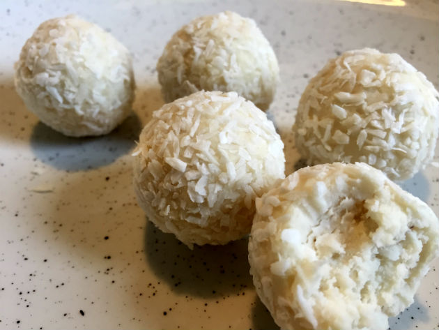 proteinboll - Proteinbollar med smak av jordgubb och kokos