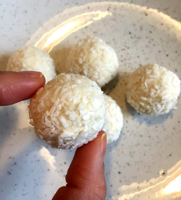 proteinbollarna - Proteinbollar med smak av jordgubb och kokos