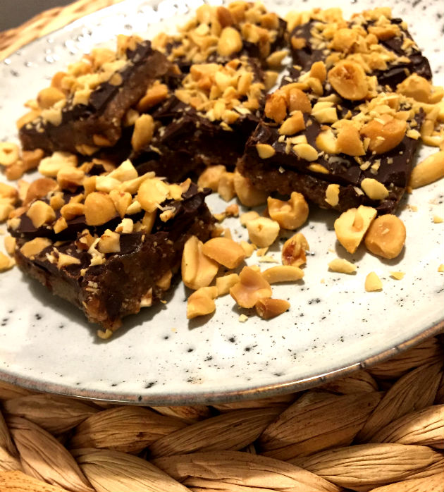 snickers - Snickerskaka sötad med dadlar
