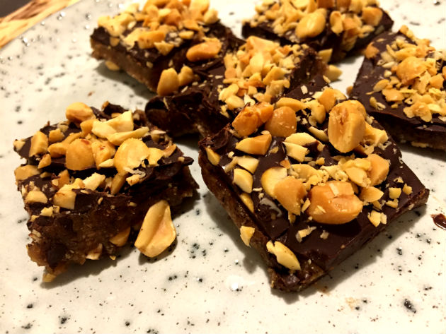 snickerskaka - Snickerskaka sötad med dadlar