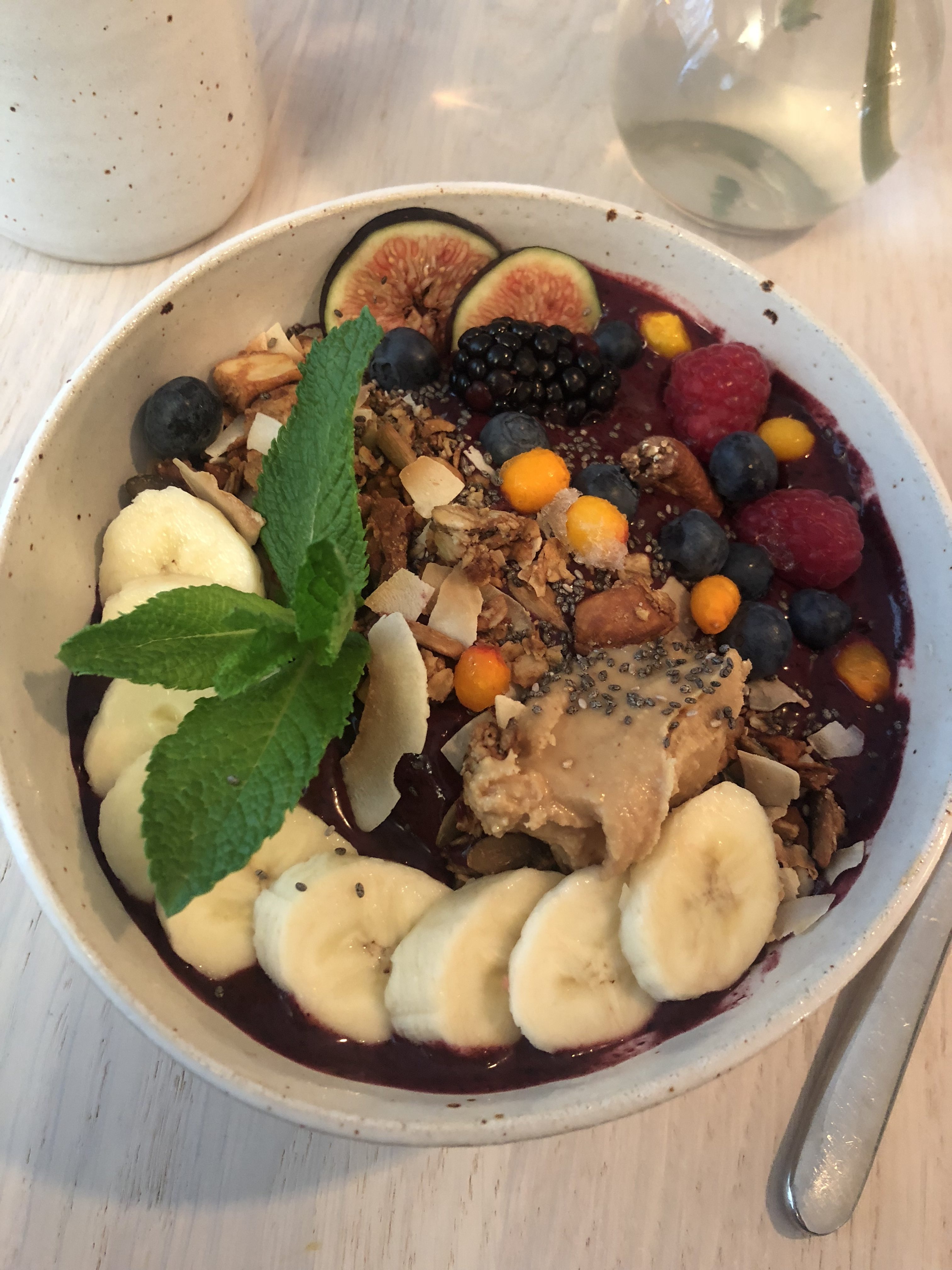7882CE60-5DAE-49DC-8510-5E60B13D638D-e1547889644316 - smoothie bowl