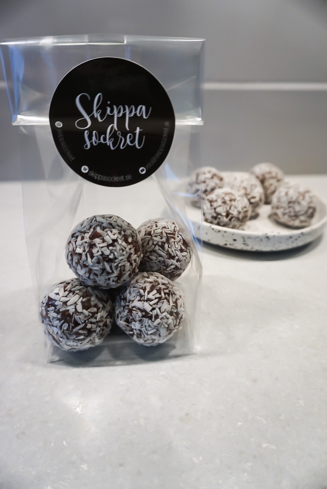 75384685-7C18-4661-8740-512EAA55220A - raw chokladbollar