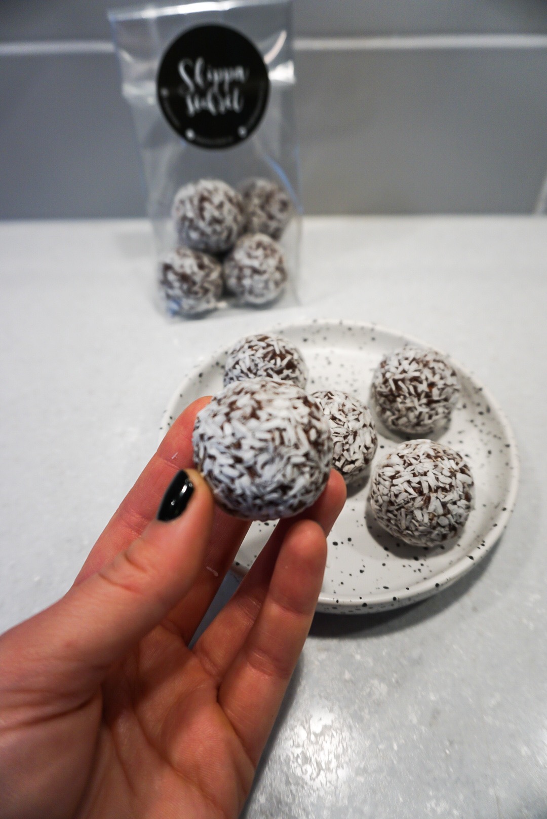 A6500CED-ECCA-4F97-8C6A-8E9429F59487 - raw chokladbollar