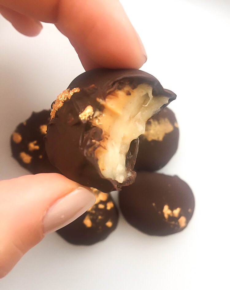 Chokladdoppad banan med jordnötssmör 