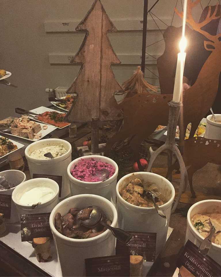 47380549_410543479485422_6683008759419109376_n - julbord